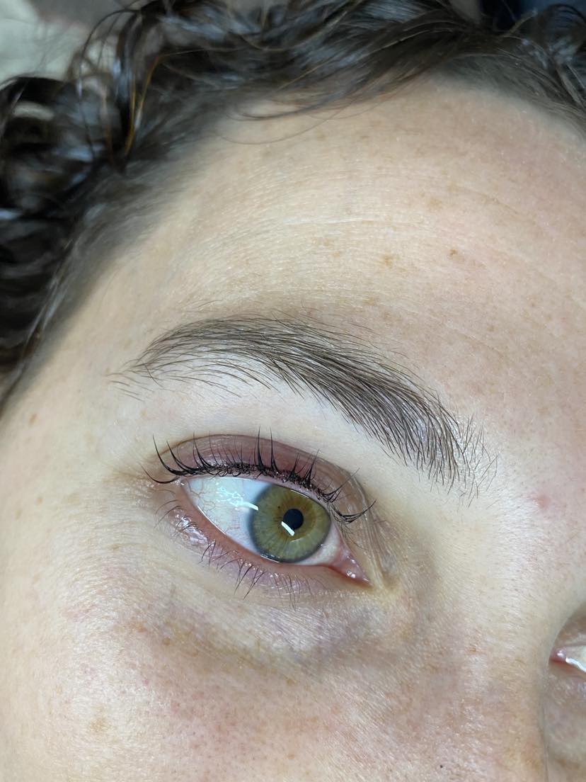 Épilation au fil : sourcils